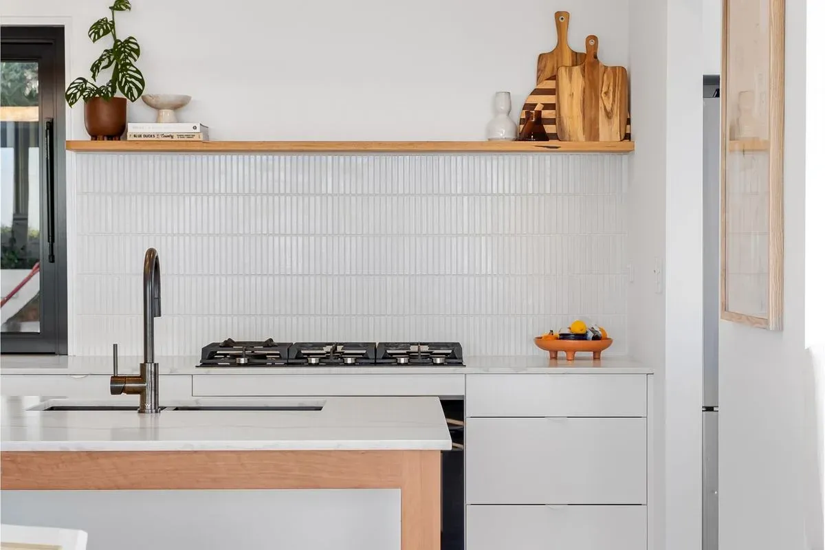 Cocina moderna con encimera e isla funcionales