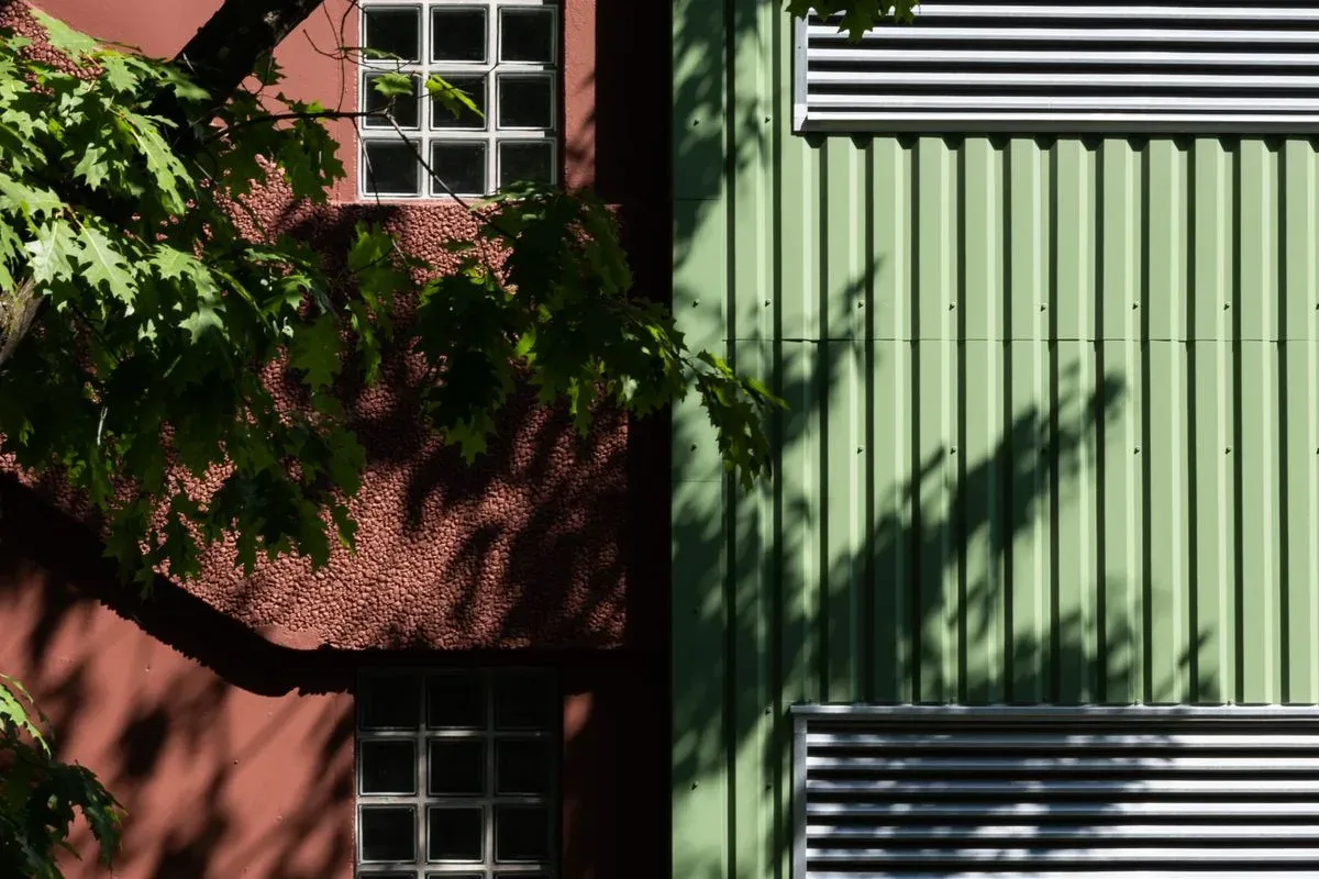 Edificio con cubierta verde y vegetación integrada