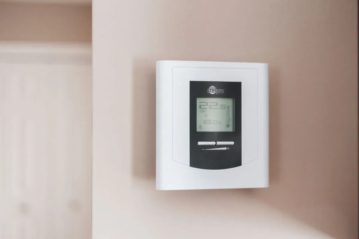 Termostato digital en pared del hogar