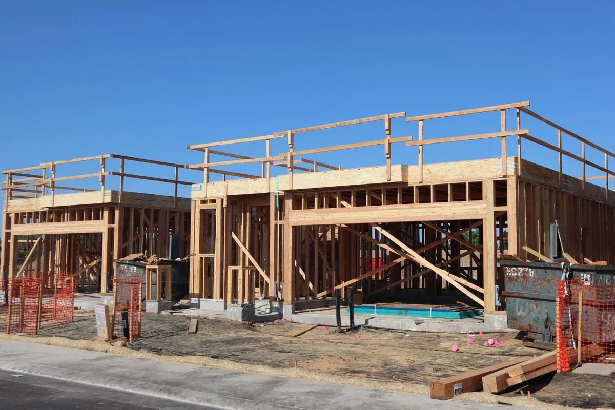 Estructura de madera en obra de construcción