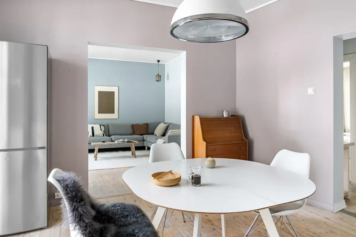 Interior compacto con paleta pastel y muebles claros