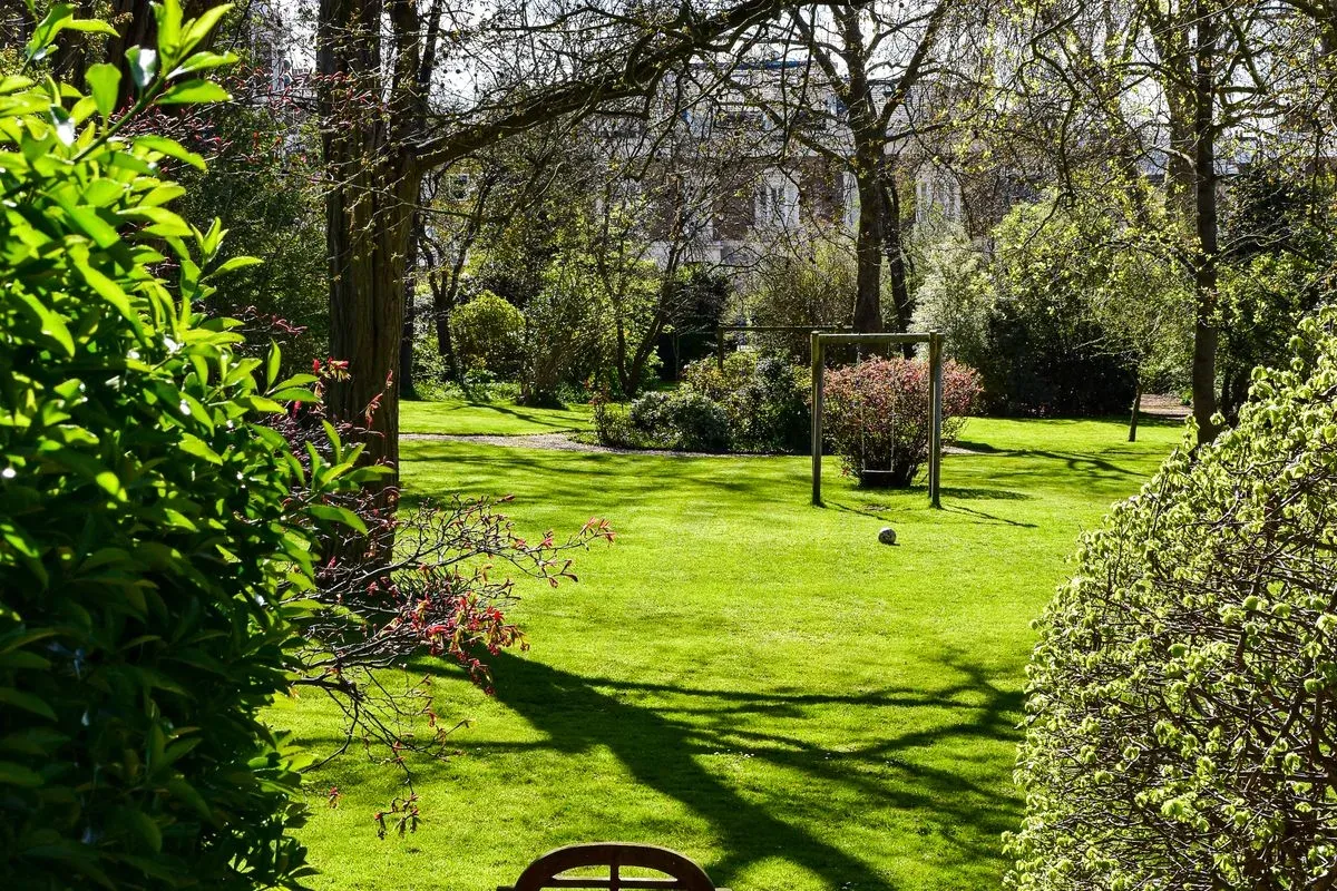 Parque urbano con bancos y arbolado